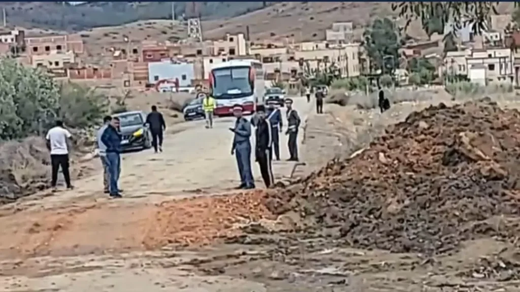 Ifrane.. The collapse of a section of road due to rain reveals the rough edges of a “regional road”