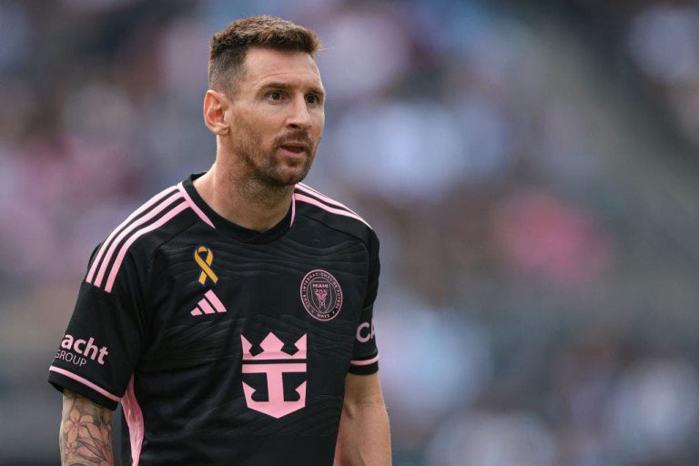 Messi achieves a record difficult for Ronaldo to achieve!