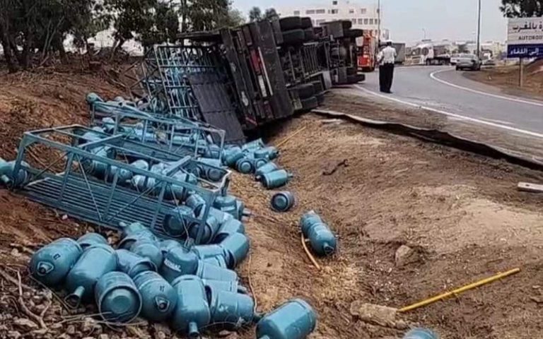 Mohammedia: A truck loaded with gas bottles overturned