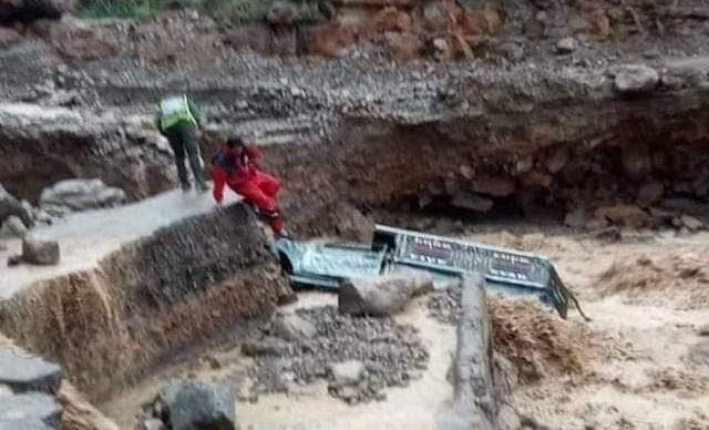 Rashidiya.. Sauver les passagers d'une voiture d'une mort certaine après avoir été emportés par les eaux de Wadi Gharis