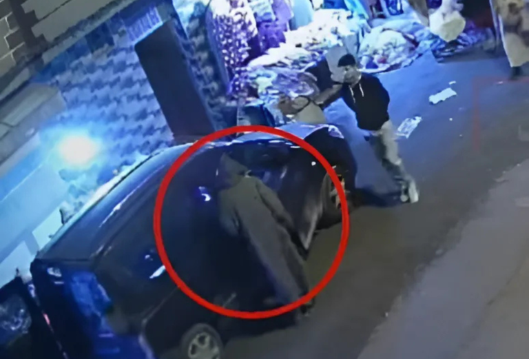 Garsif.. Surveillance camera documents the theft of a phone from inside a car (photos)