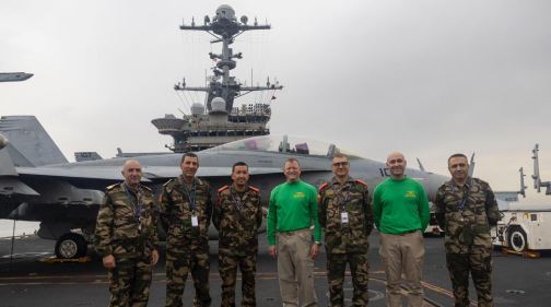 Une délégation des FAR effectue une visite à bord du porte-avions USS Harry S. Truman au large d’Al Hoceima