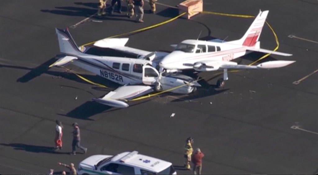 A collision on the ground between two planes (video)