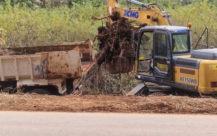 Un travailleur de Moulay Yacoub donne le signal du lancement d'ateliers environnementaux pour traiter les points noirs à Ain Chekf