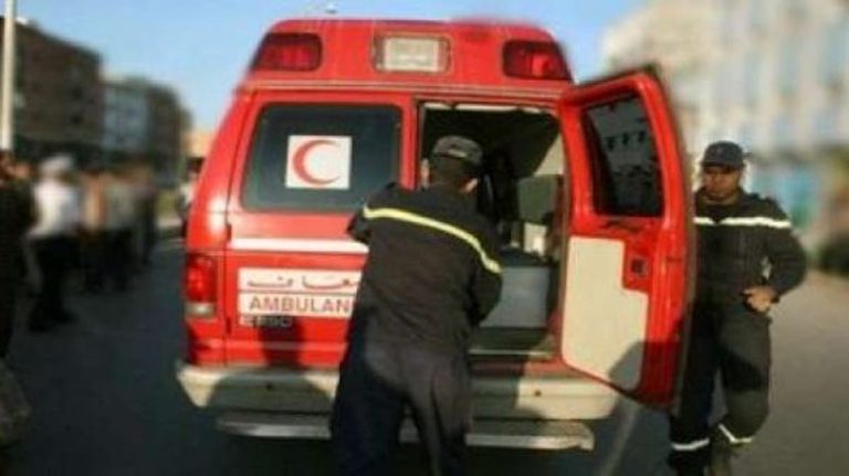 Car knocks down three girls in a strange way in Al Hoceima (video)