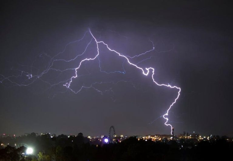Heavy stormy rains hit Isafin area of ​​Tata province