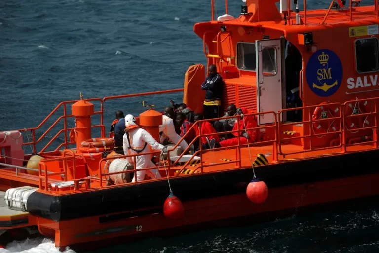 Intensive search for Moroccan immigrants missing after their boat sank