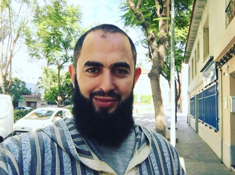 Preacher Radwan bin Abdel Salam attacks the phenomenon of removing the niqab: “An ugly fashion! »