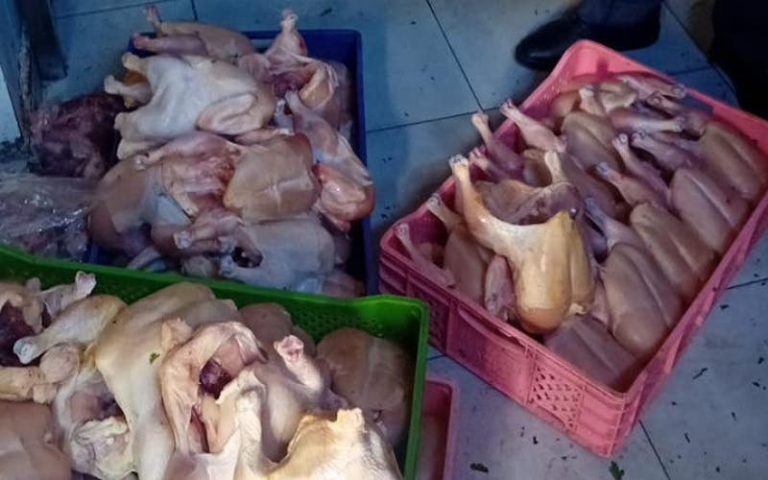 Agadir.. Seizure of quantities of spoiled chicken from a famous grill