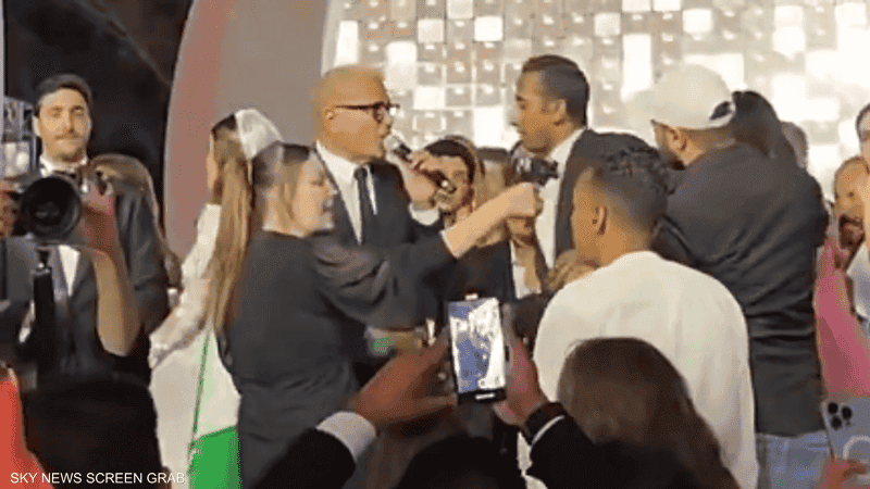 Egypt.. Court fines artist Amr Diab for “slapping a fan”