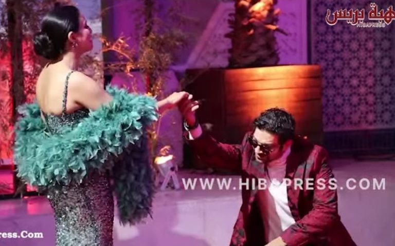 He knelt down and kissed Sandia Taj Al-Din's hand. Anas El-Baz attracts attention at the Marrakech Festival (video)