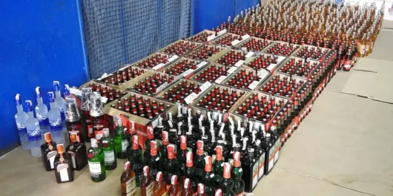 Laâyoune security forces arrest wanted person in possession of alcohol and cell phones