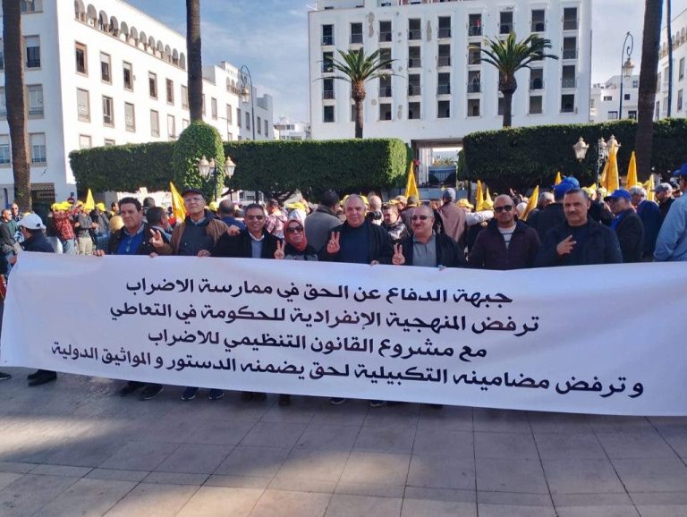 Massive demonstration in front of Parliament against the adoption of the strike law