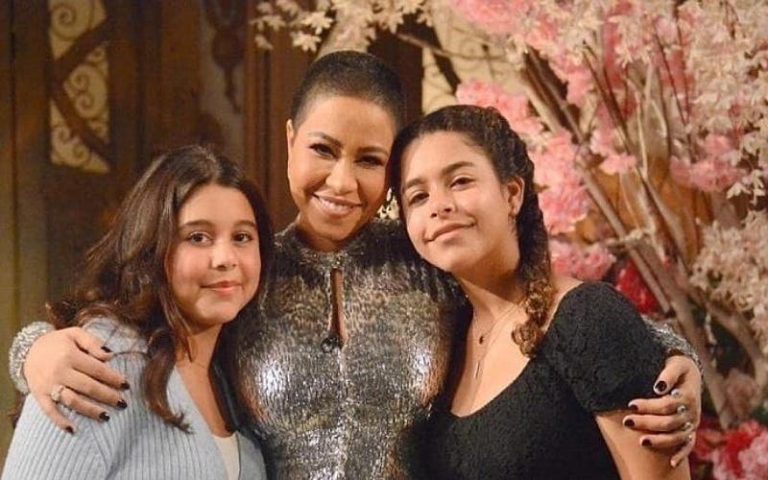 Sherine is going through a new crisis. “Anonymous” blackmail his daughter with private photos