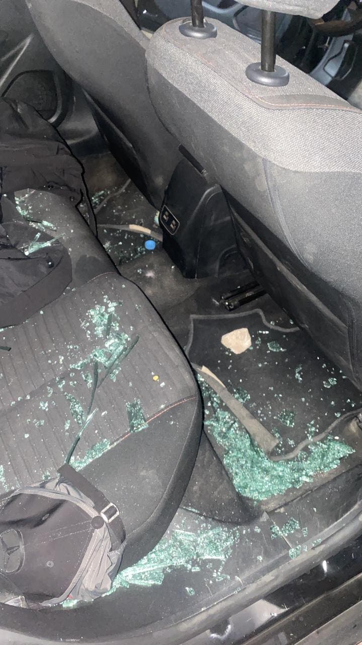 A criminal gang causes damage to cars between Oujda Angad airport and Beni Drar (photos)