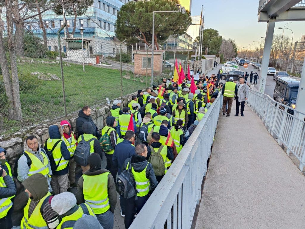 Madrid .. The Moroccans organize a massive demonstration in front of the headquarters of the General Traffic Administration (Photos)
