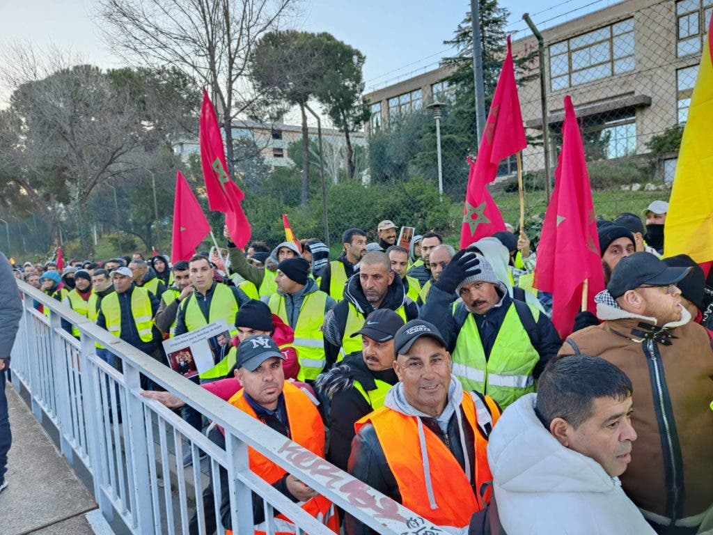 Madrid .. The Moroccans organize a massive demonstration in front of the headquarters of the General Traffic Administration (Photos)