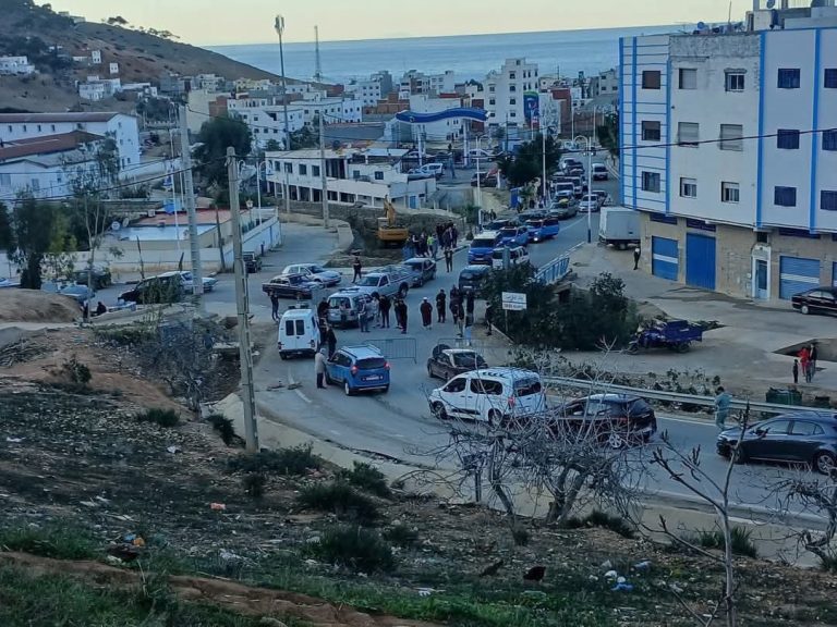 Al -Hoceima .. The closure of the road road in the front center causes traffic congestion