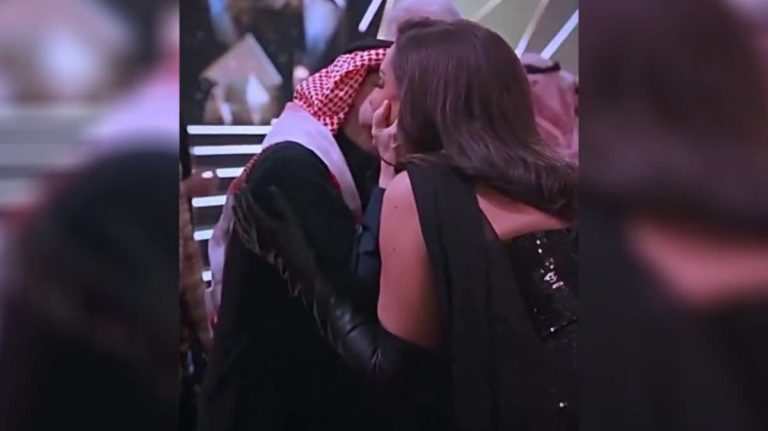 Because of "kiss" .. the Saudi police summons artists Abdul Majeed Abdullah and Angham