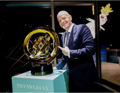 Le Président de la FIFA célèbre le coup d’envoi de la tournée du trophée de la Coupe du Monde des Clubs de la FIFA 2025™