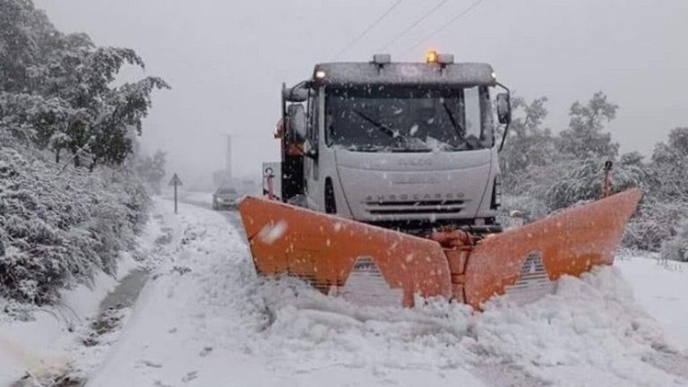 Ifrane: Teams from the Ministry of Equipment mobilized to open roads closed due to snow