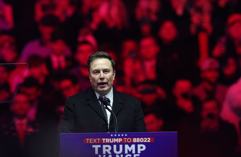 Musk insults Schultz in response to his free speech statements