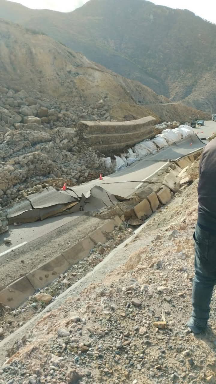 The closure of national road No. 16 between Al -Hoceima and Tetouan due to soil collapse