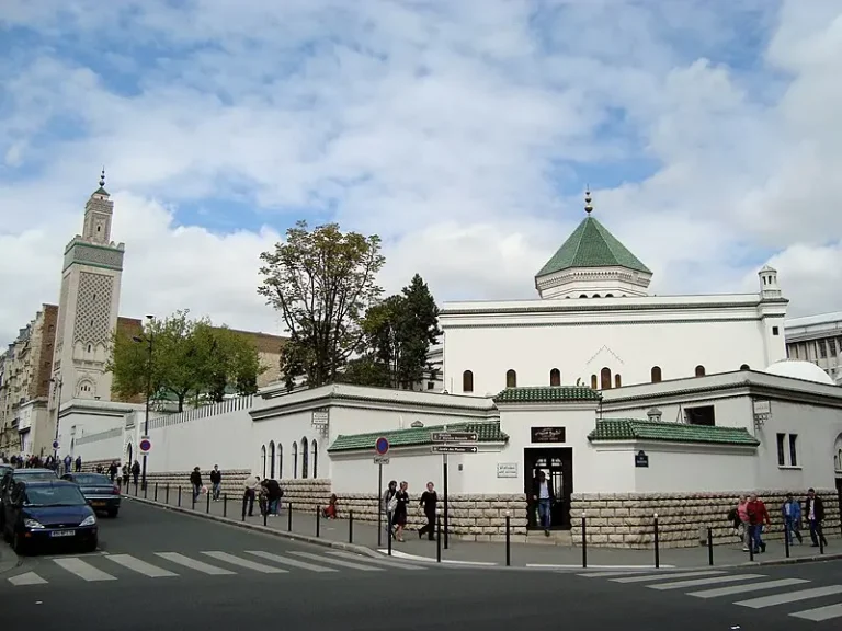 The first stone was laid by the Moroccan Sultan Moulay Youssef. The history of the construction of the Grand Mosque of Paris