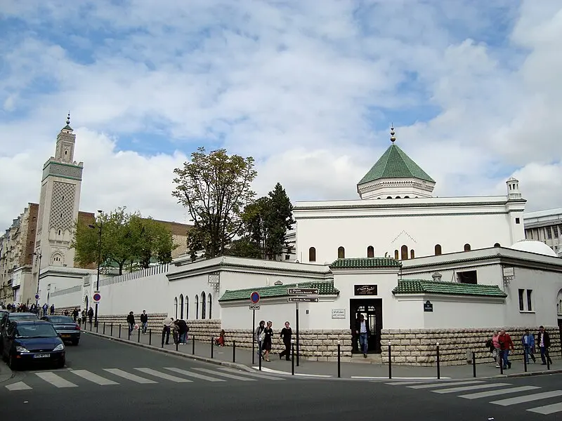 The first stone was laid by the Moroccan Sultan Moulay Youssef. The history of the construction of the Grand Mosque of Paris