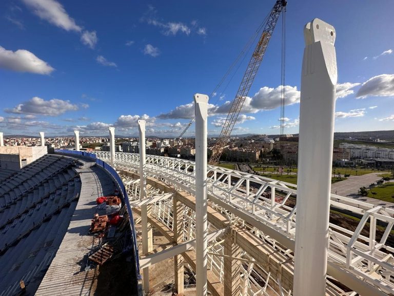 Work to install the roof of the Grand Stade de Tangier is accelerating