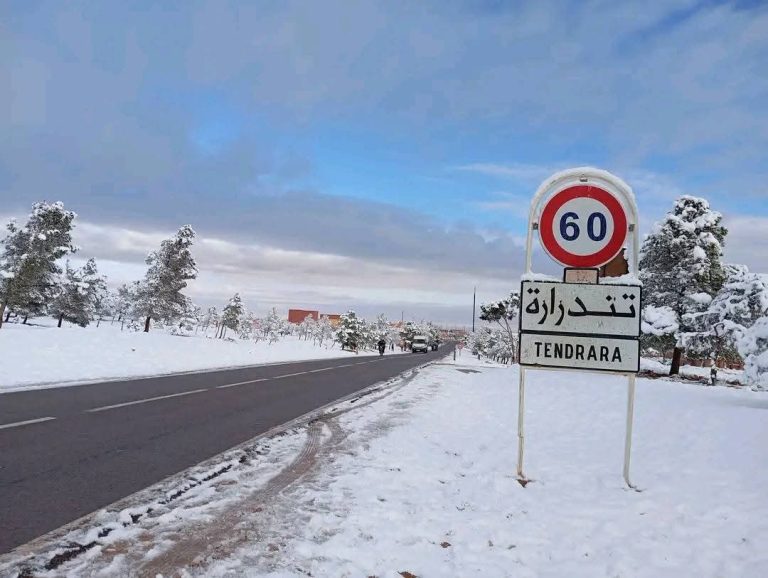 Taddara .. The snowfall decorate the city and improves its water brush (photos)