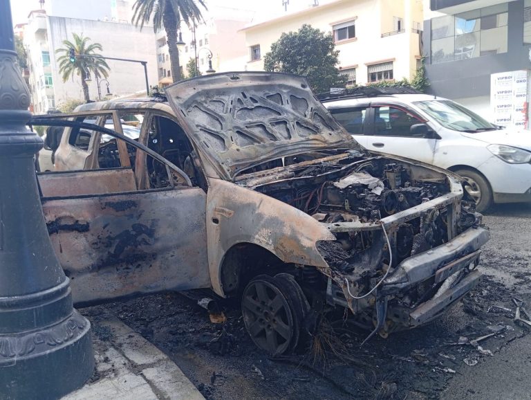 Tangier .. The fire devoured an ambulance on rue Moulay Rachid (photos)