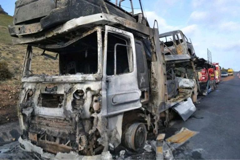 Fez .. The fire devoured a truck loaded with new cars (photos)