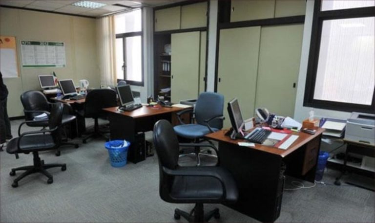 A new strike paralyzes local groups and requests to settle the status of employees