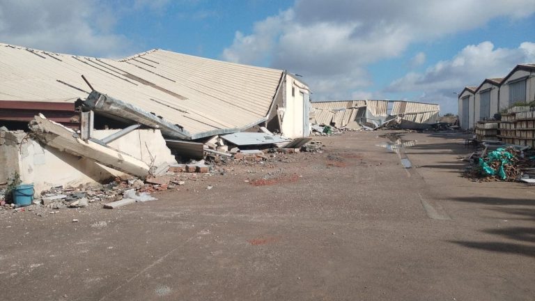 The Nawasir factor continues the demolition of illegal warehouses in the children of Azouz