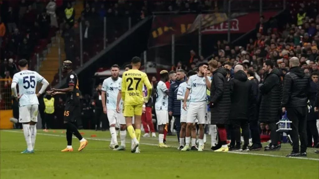 The Turkish League. A team withdrew from the field after calculating a penalty