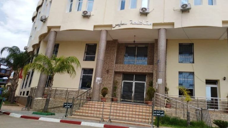 The deputy chief of the province of Sayes, Sarah Khadr, was expelled from the Emirates in Morocco to investigate corruption cases