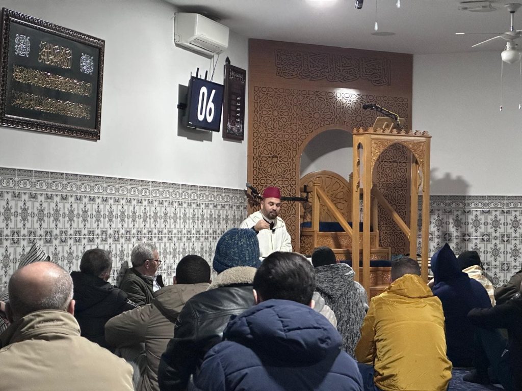 A distinctive spiritual atmosphere in Tarawih prayer at the Las Rosas mosque in Madrid (photos)