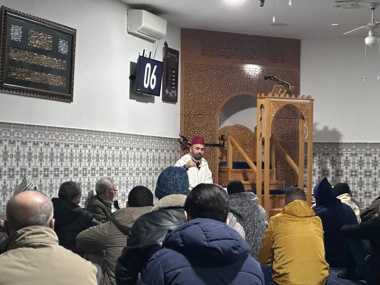 A distinctive spiritual atmosphere in Tarawih prayer at the Las Rosas mosque in Madrid (photos)