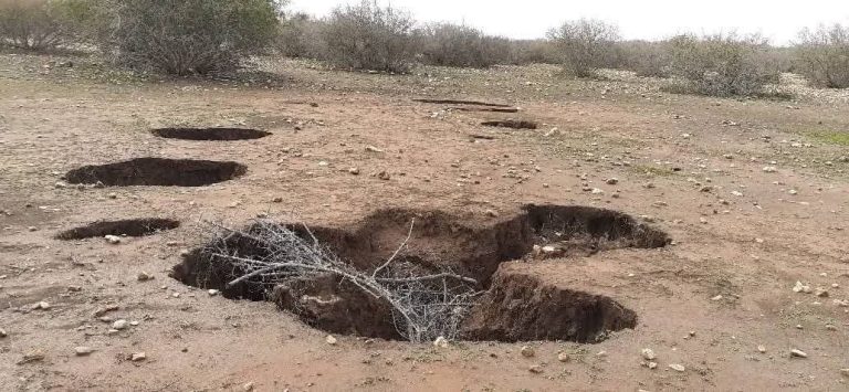 Essaouira .. The deep cracks appear in Sidi Kawoki after the precipitation (photos)