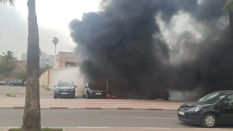 A fire comes to a car sales office (tire)
