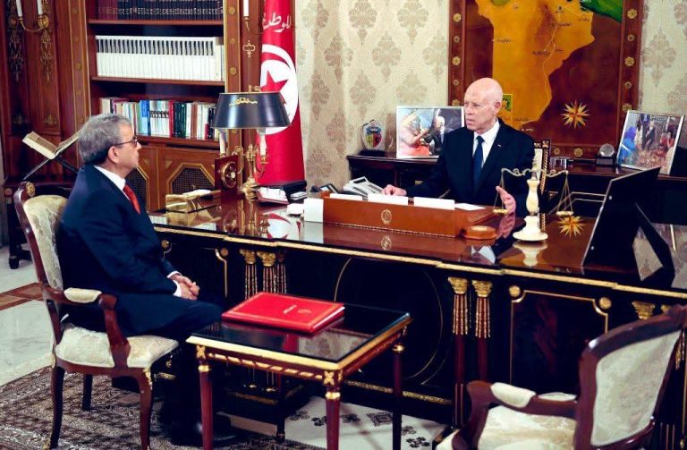 A card at the office of the Tunisian president that he said that relations with Algeria (photo) threatens