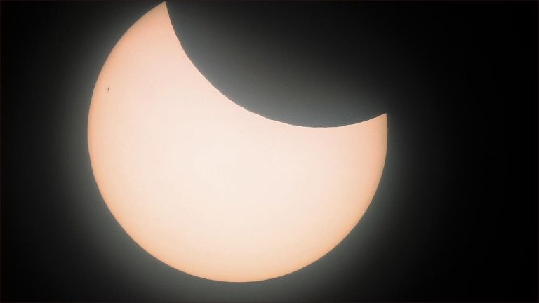 A partial eclipse of the sun in Morocco with a blocking rate of 17%