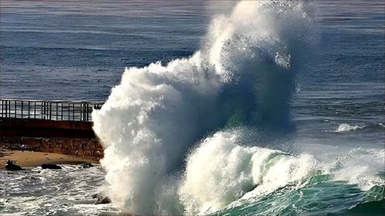 A warning form. Strong waves hit the Moroccan coast from tomorrow on Monday