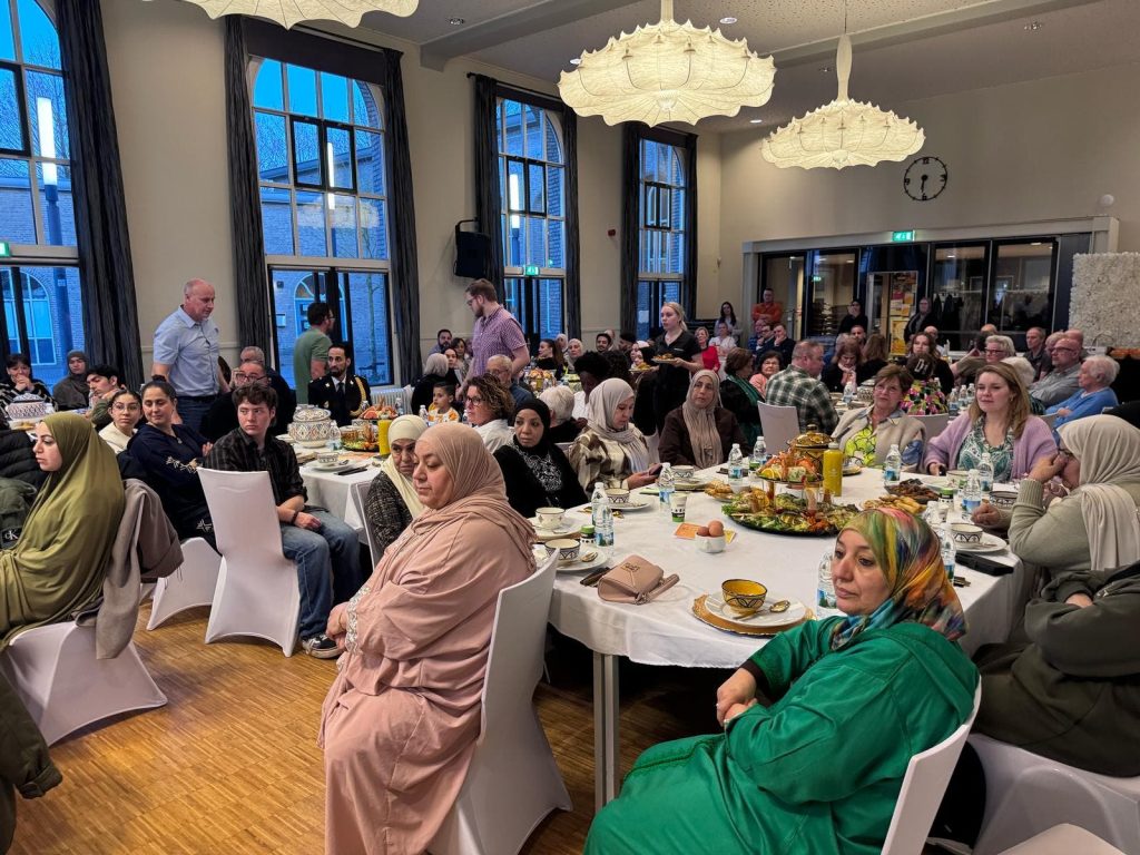 An exceptional breakfast from Ramadan brings Moroccans and Dutch in the city of video (video)