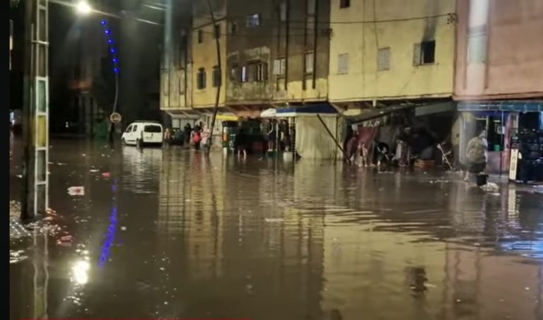 Good rains flood in the streets of Baichide and water floods the houses in the Hassani district