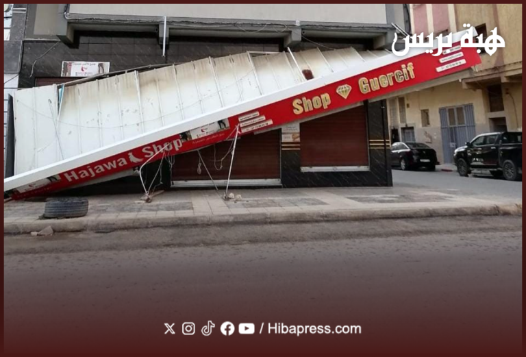 Jarsive .. strong winds cause the facade of a store