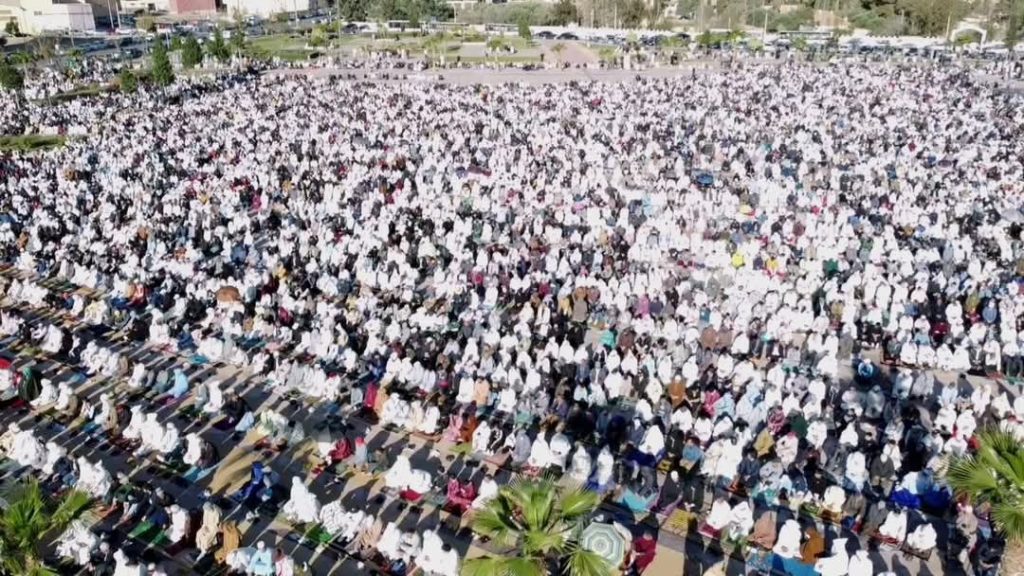 Jarsive .. thousands of faithful make an eid al -fitr prayer