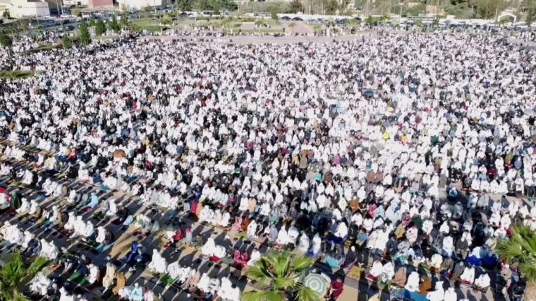 Jarsive .. thousands of faithful make an eid al -fitr prayer