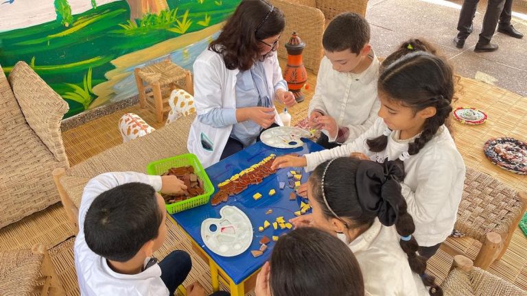 "Leadership schools" open up to its environment ... A unique experience to improve public education